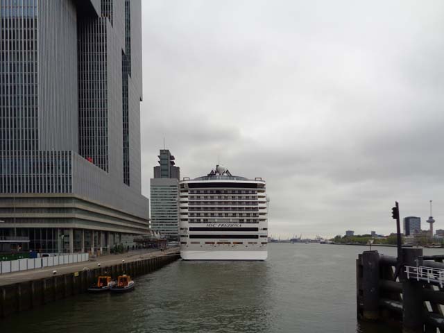 Cruiseschip ms MSC Preziosa van MSC Cruises aan de Cruise Terminal Rotterdam